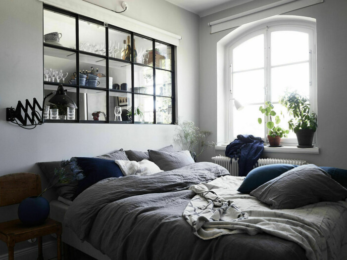 Foto: <a target="_blank" href="https://www.instagram.com/fboukari/">Fredric Boukari</a>, Stylist: <a target="_blank" href="https://www.instagram.com/clindholm_design/">Lindholm</a>, Mäklare: Katarina Ljung för <a target="_blank" href="https://www.instagram.com/historiskahem/">Historiska hem</a>. Syns i <a target="_blank" href="https://www.residencemagazine.se/hemma-hos/bloggarens-fina-vindslagenhet-till-salu-kika-in/3819012">"Bloggarens fina vindslägenhet till salu – kika in"</a>. Sovrum inomhusfönster