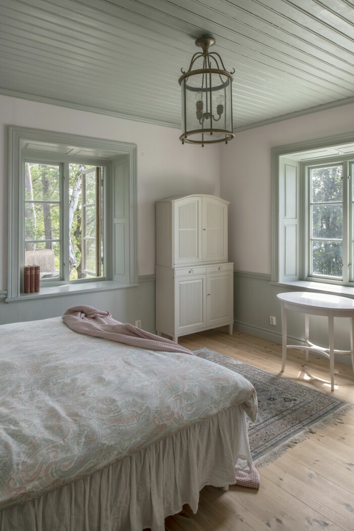 I stora sovrummet står ett skåp av Carl Malmsten, lampa från huset, lakan, Gant. Bord från huset. Sovrum.