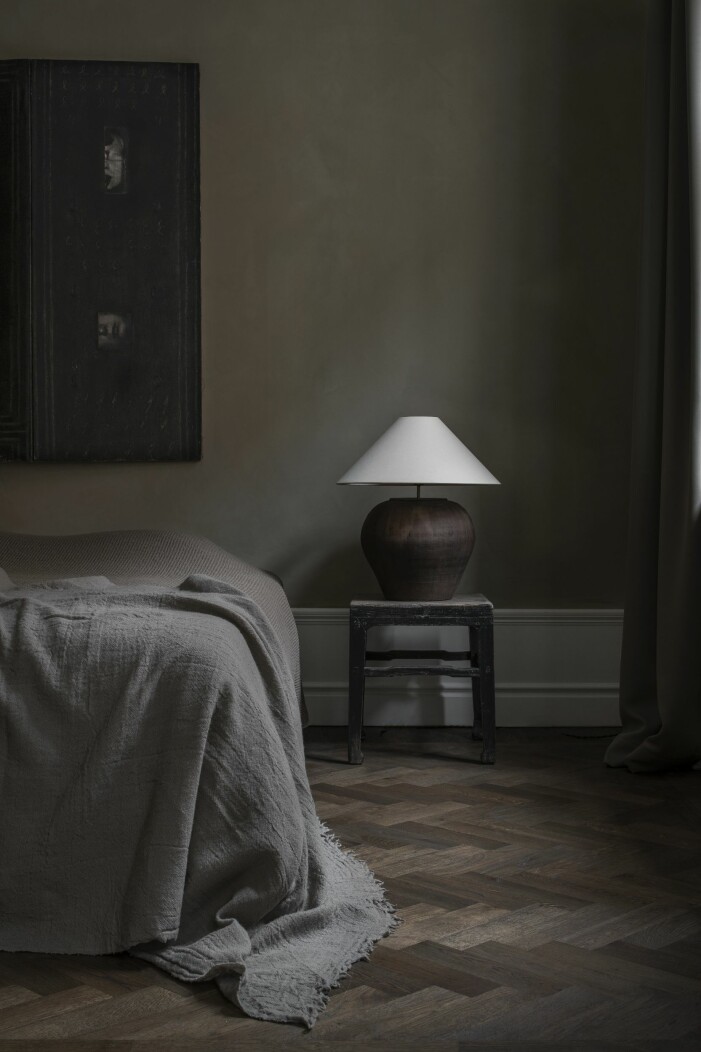 Sovrum i grönt är skönt. Målning av Kaija Mäenpää. Överkast från Vivaraise. Antikt sidobord och lampa. Gardiner från Gotain. Sovrum med gröna toner