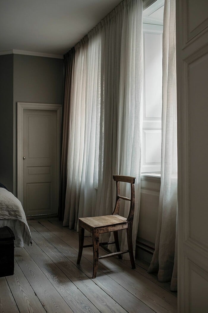 Linne mjukar upp i inredningen. Foto:<a target="_blank" href="https://www.instagram.com/fotograflinaostling/"> Lina Östling</a> Styling: <a target="_blank" href="https://www.instagram.com/rydmanshem/">Hanna Rydman</a> Mäklare: <a target="_blank" href="https://www.instagram.com/historiskahem/">Historiska hem</a> | Syns i: <a target="_blank" href="https://www.residencemagazine.se/inredning/unikt-kulturhistoriskt-hus—kika-in-i-parlan-pa-sodermalm/7060681">Unikt kulturhistoriskt hus – kika in i pärlan på Södermalm</a> vackra linnegardiner mjukar upp i inredningen