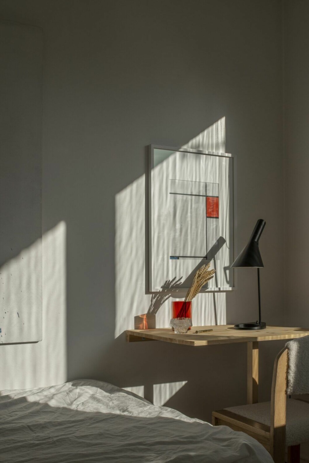 Stol Sjuan av Arne Jacobsen för Fritz Hansen. Spegel från Ikea. Målning av Sebastian Falk. Sovrum.