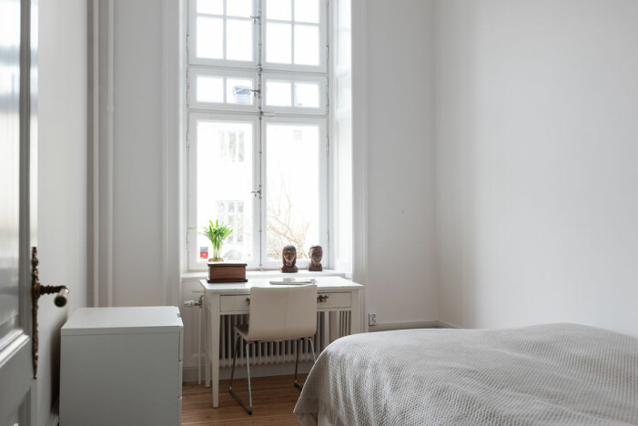 Sovrummet får in mycket ljus från de stora fönstren. Sovrummet får in mycket ljus från de stora fönstren.