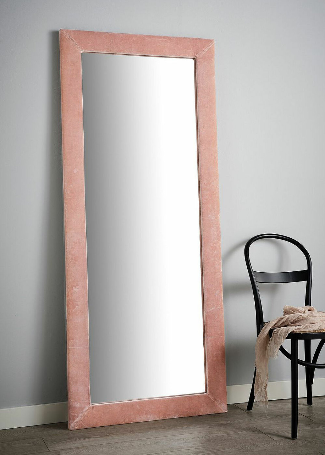 Helkroppsspegel med ram i rosa sammet från Jotex