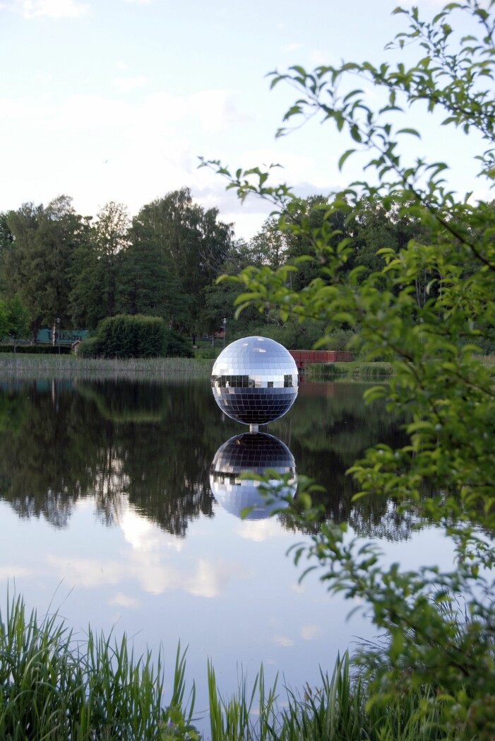 Spegelbollen är ett av konstverken utmed konstrundan Växjö Art Site.