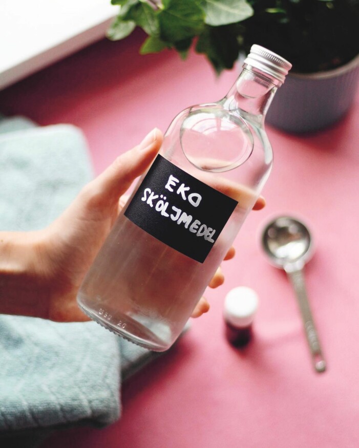 Vill du att tvätten ska dofta lite extra gott? Addera några droppar ekologisk eterisk olja! Foto: Ellinor Sirén. Eko sköljmedel av Ekotipset, så gör du