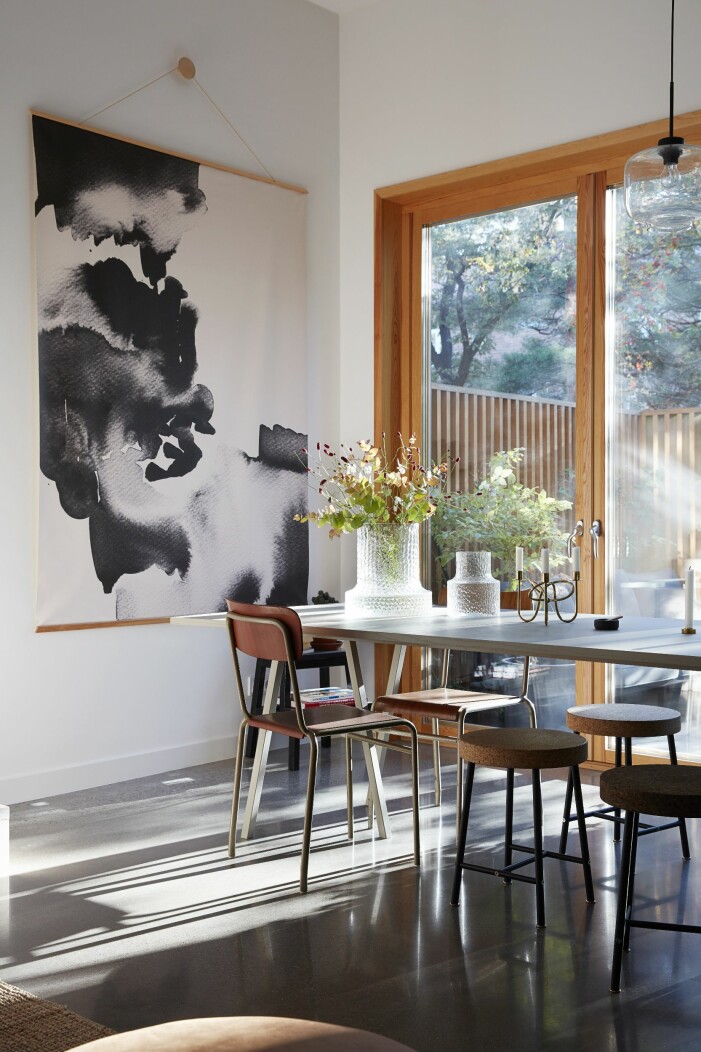 Murriga toner sätter prägel på nedersta plan. Vasen Kolonn är av Carina Seth Andersson för Skruf. Arkitekterna Scott Rasmusson Källander, med kontor i Stockholm och Tokyo, inspirerades av den japanska estetiken när de ritade Brf Ferdinand som är beläget på toppen av Aspudden. Stadsradhuset i Aspudden