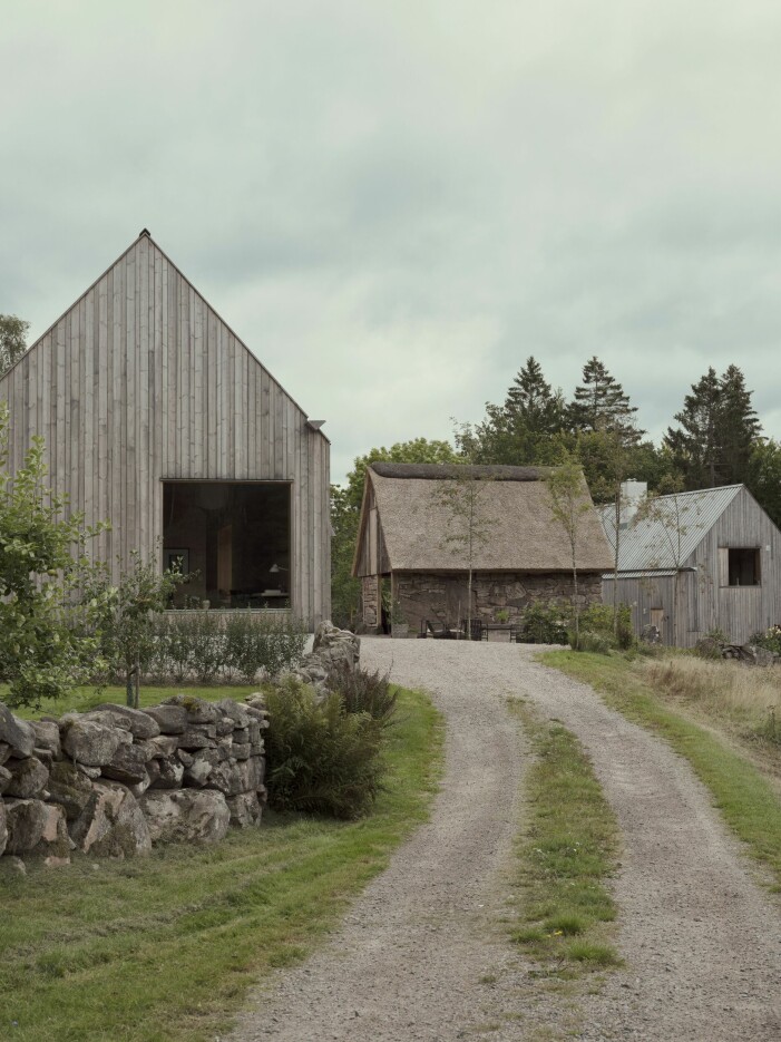 Stenhuset, som tidigare höll gårdens gris och ko, är den äldsta byggnaden. Den har fått ett nytt vasstak. »Byggnaden är vår ögonsten och knyter så fint ihop det gamla med det nya.« Stenhus som är gårdens äldsta hus.