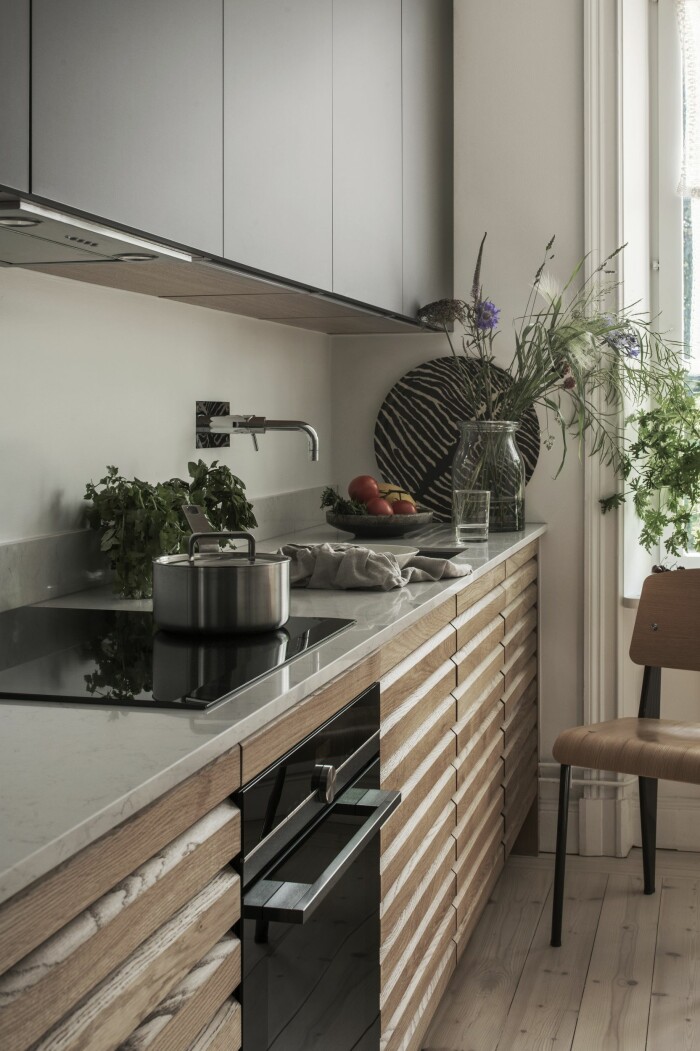 Både färg- och materialvalen gör köket lättstädat och hållbart över tid. stilfullt kök från HTH
