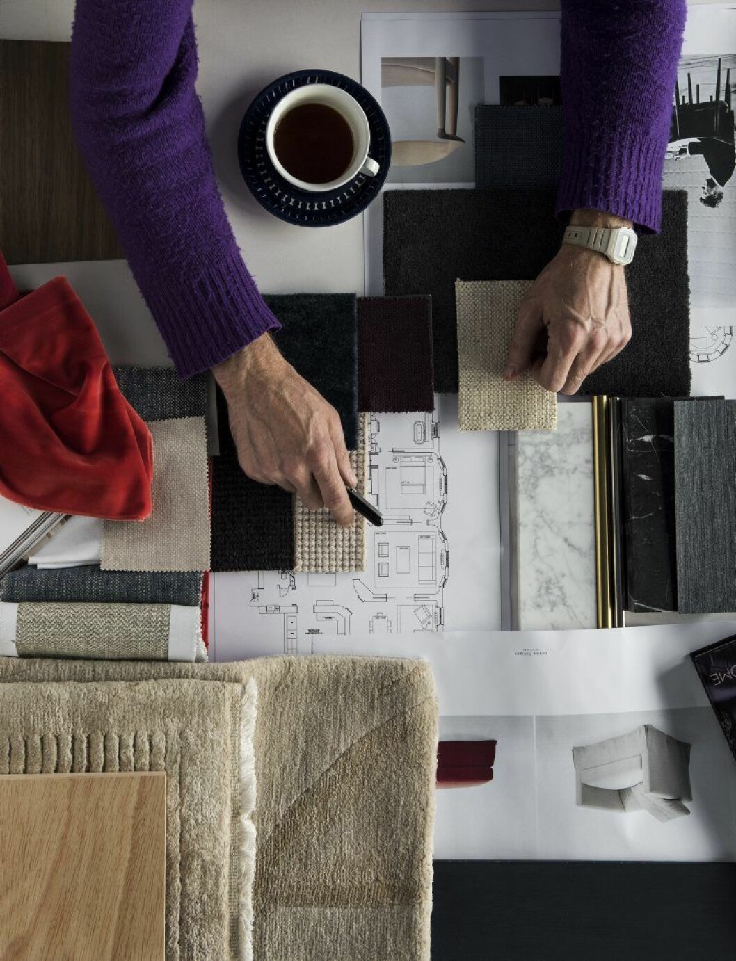 En inredare at work. Textilprover, skisser och en kopp kaffe. Men det mesta arbetet sker i alla fall på plats, »när man flyttar runt grejorna«. En inredare at work. Textilprover, skisser och en kopp kaffe. Men det mesta arbetet sker i alla fall på plats, »när man flyttar runt grejorna«.