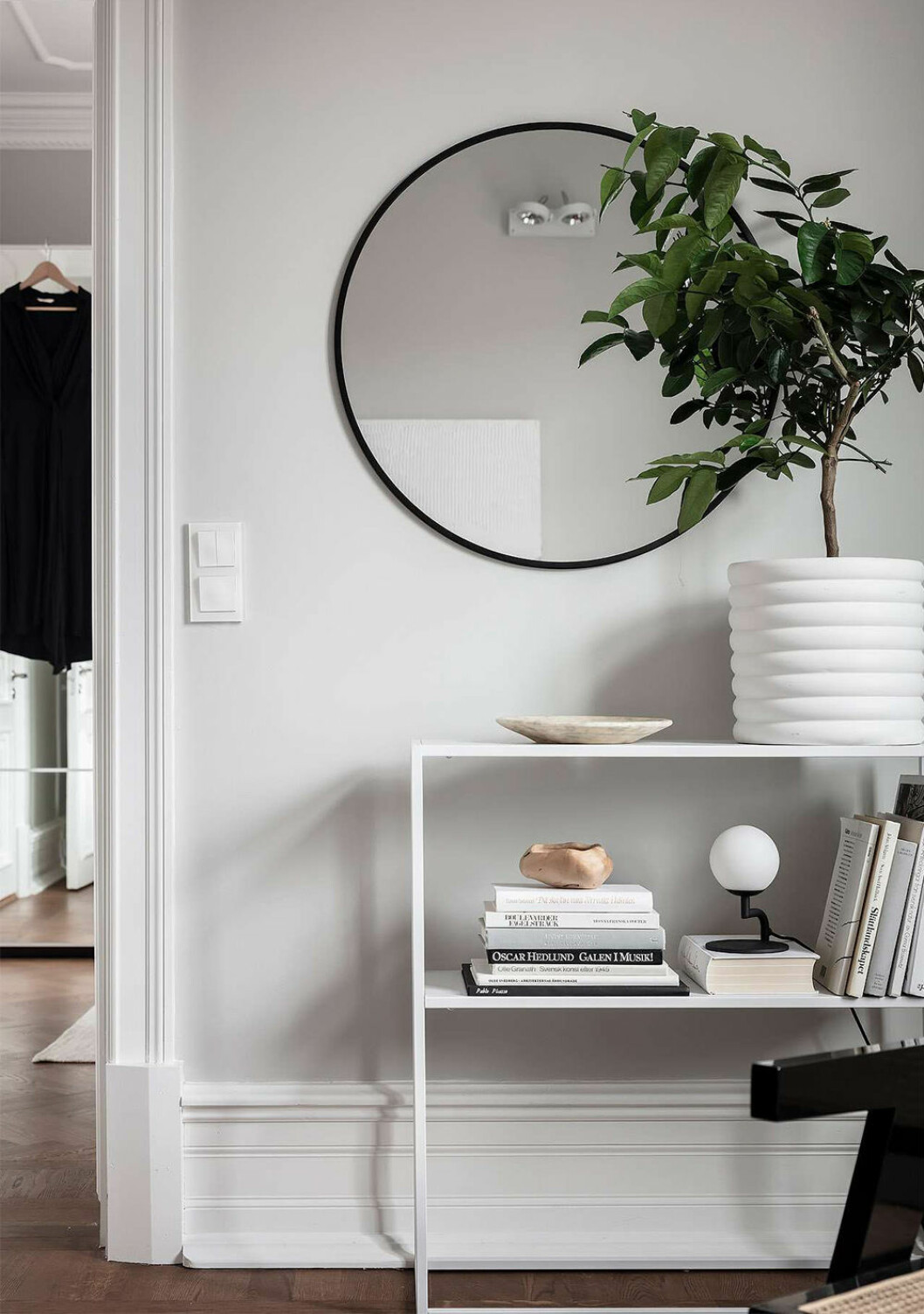 Skapa ett vackert stilleben på sidobordet eller i bokhyllan. Foto: Anders Bergstedt Styling: Greydeco för <a href="https://www.instagram.com/alvhem/?hl=sv" target="_blank" rel="noopener">Alvhem</a>/mäklare: Andreas Lundberg Vackert stilleben på sidobord