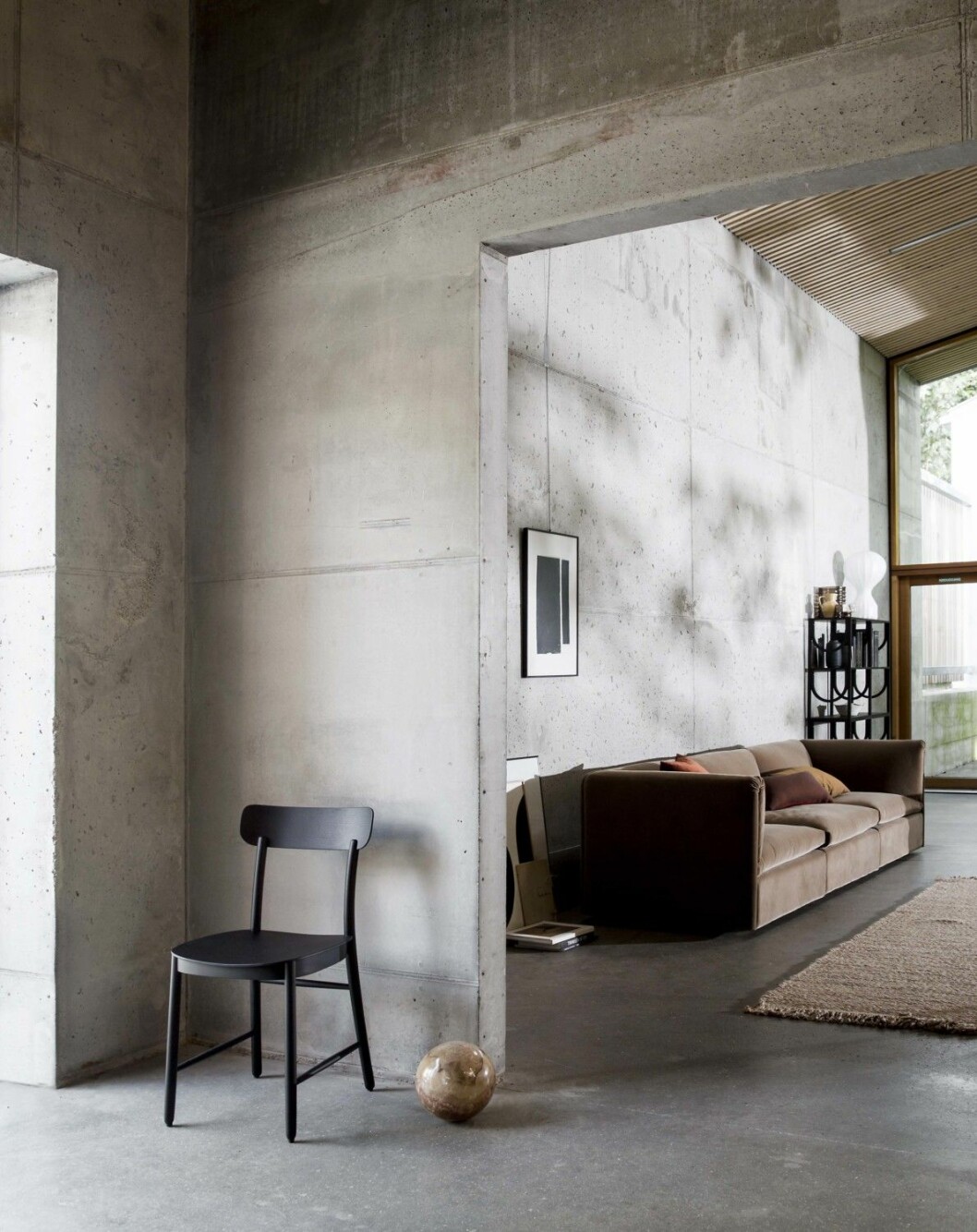 Stol Figurine, design Note DesignStudio, matta Ropemaker, design TAF Arkitekter, soffa Retreat, design Monica Förster, hylla Arch, design Note Design Studio, lampa Gatto från Flos.