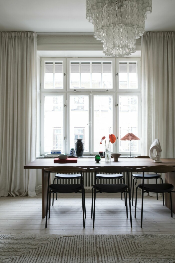 Matbordet i massiv valnöt har Charlie ritat med Oso projects. Stolar, CH88, Hans J Wegner/Carl Hansen & søn. Ljuskronan är från 1960-talet och väger nästan 50 kilo. Den vita skulpturen har han ärvt av sin farfar. Linnegardiner från Gotain. Stor matplats.