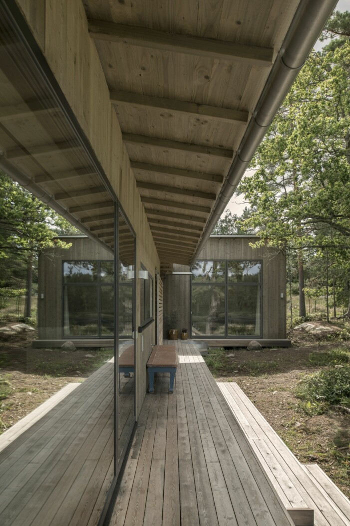 Huset är placerat mitt i naturen, inga enorma trädäck stör. Studiohuset i fonden, med ateljé och gästrum. Kyrkbänk köpt på auktion. Stort trädäck.