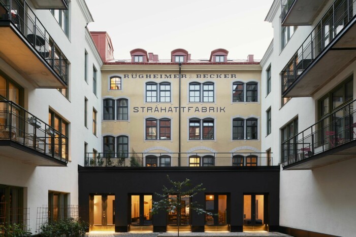 Fabrikskomplexet består av totalt tre fastigheter, två av dem med industriell karaktär, byggda som fabriker, den tredje ett nygotiskt bostadshus där hattfabrikören bodde. Gårdshuset från 1866 är det äldsta. Texten på fasaden har Martin-Löf låtit återskapa. Andreas Martin-Löf säljer sin lägenhet i stråhattfabriken