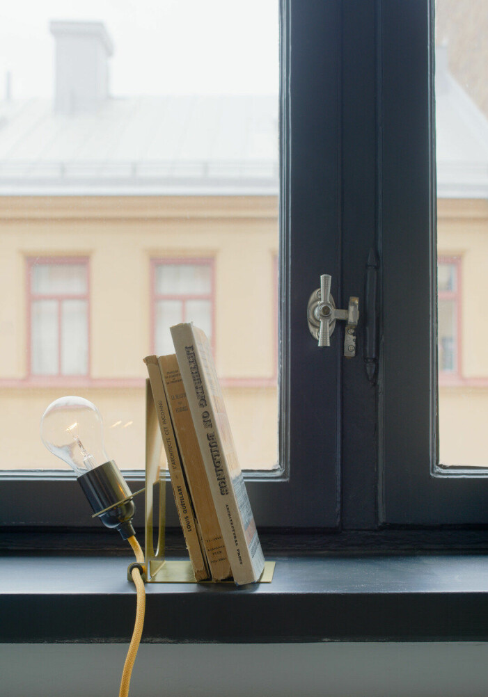 Bibliotekslampa i mässing, ritad för Monocle. Arkitekten Andreas Martin-Löf säljer sin lägenhet i stråhattfabriken
