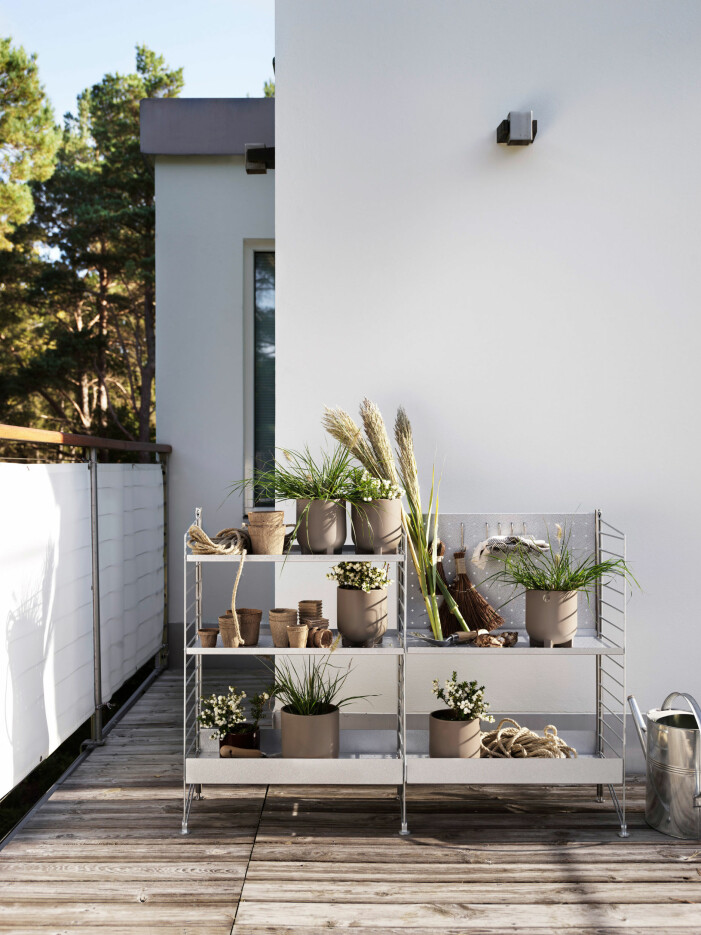 Inspireras av String och industrihyllan <span class=" italic" data-lab-italic_desktop="italic">Freestanding outdoor </span>som breddar förvaringsmöjligheterna både i uteköket och trädgården. Från 1 220:-. Uteförvaring till uteköket från String