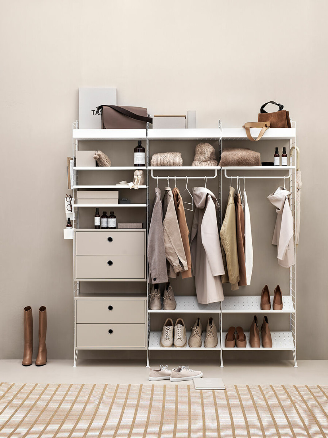 Lotta Agaton arbetar som stylist och kreativ rådgivare åt bland andra String, här deras String System i vårens nya kulör beige. string beige2
