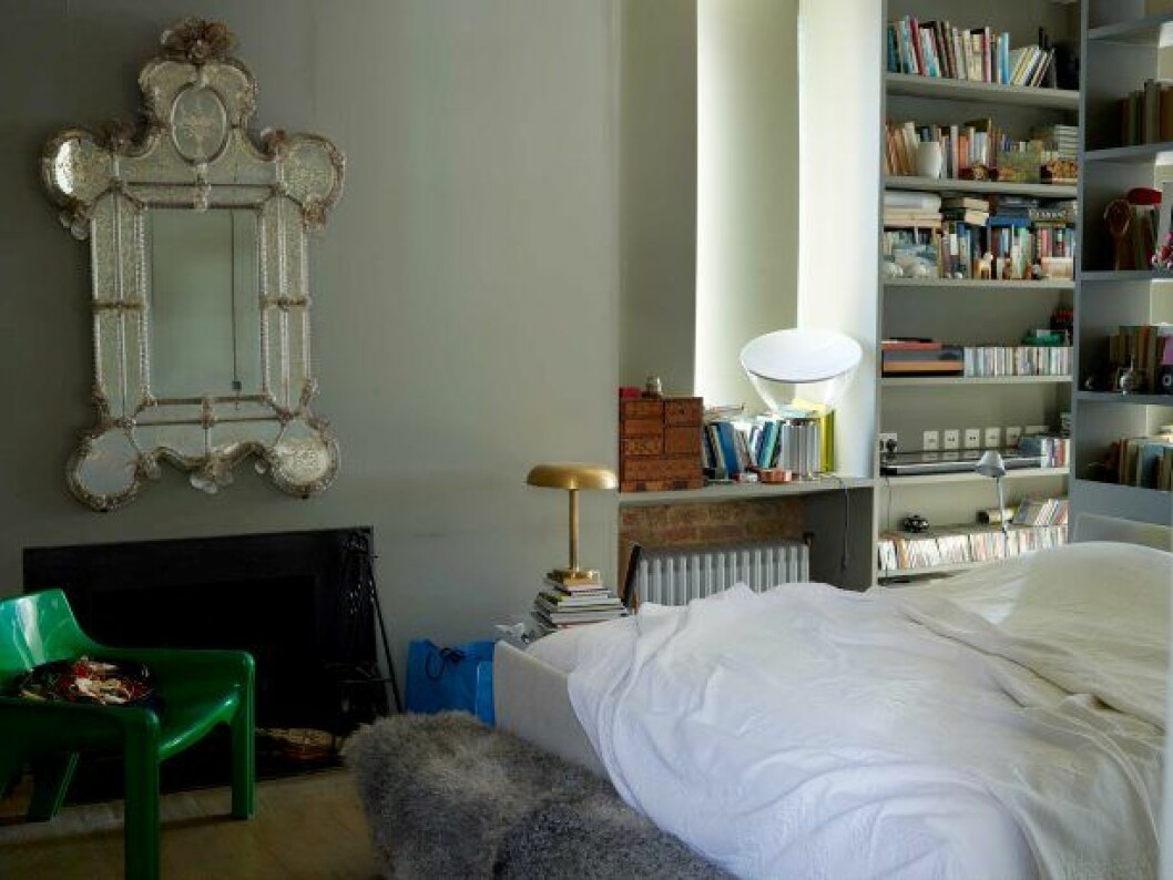 Sovrummet är avskilt av en bokhylla, en privat sfär med högar av böcker och tidningar. Lampa i fönstret av Castiglioni för Flos. hemma hos ilse crawford sovrum