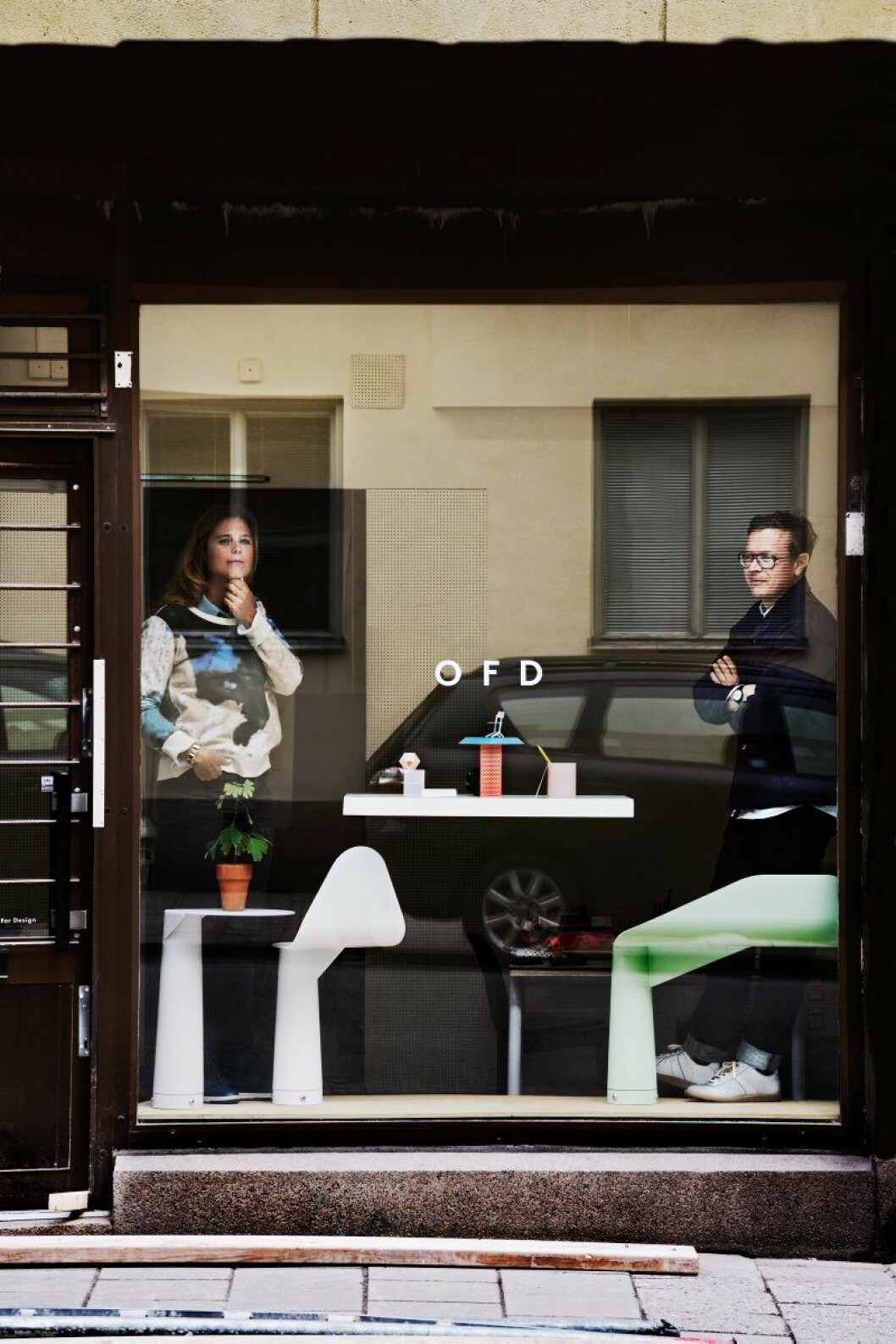 Formgivarna Clara von Zweigbergk och Shane Schneck på jobbet. OFD står för ”office for design”. Studio Shane Shenk och Clara von Zweigbergk Foto Patrik Engstrom1