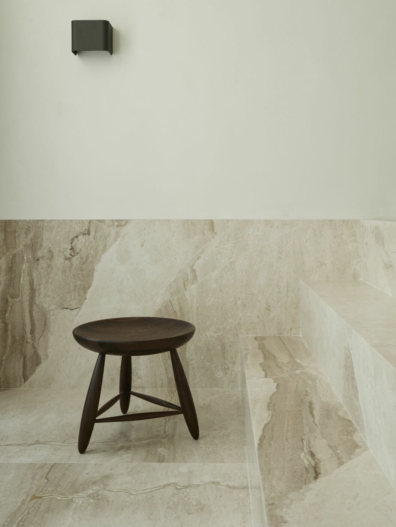 Mini-spa i marmorino och Daino marmor. Väggarmatur Taurus från Belid Lighting och Mocho stool av Sergio Rodrigues för Oca.