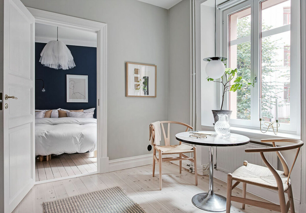 Snygg bostad i skandinavisk stil med sovrum med blå väggar