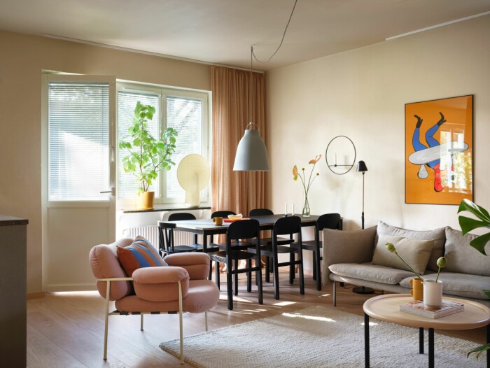 Gula detaljer är trendiga inslag i inredningar och stylingar 2021. Foto: Joakim Johansson Styling: Hanna Rydman för <a target="_blank" href="https://www.instagram.com/historiskahem/">Historiska hem </a>via Hemnet stylingtrend 2021 – de gula detaljerna