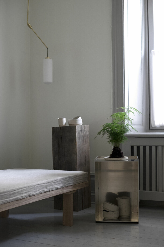Inspireras av danska Frama och boosta den nedtonade hemmiljön med metalliska kontraster. Foto: Frama. Stylingtrender inredningstrender 2022, metall