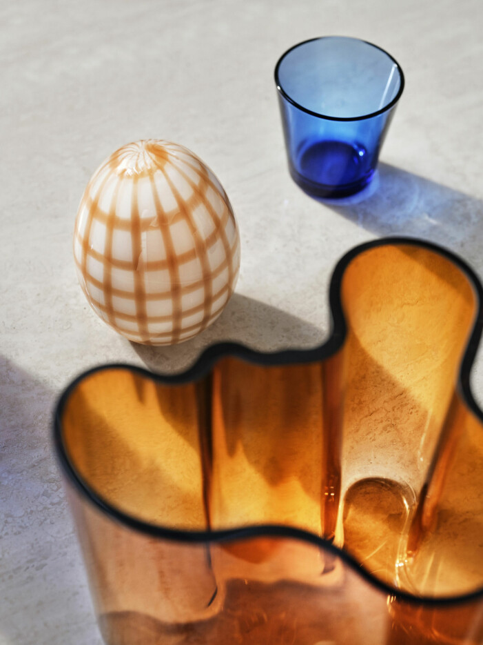 Uppiggande färgsättningar och tidlöst glas är ett trendigt möte på uppsving och syns här i Iittalas klassiker. Foto: Iittala. Stylingtrender inredningstrender 2022, glasobjekt