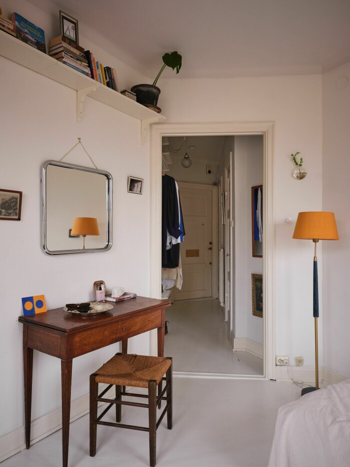 Låt dina vintagefynd stå i fokus och addera en unik touch för både rummet och hemmet som helhet. Foto: Jocke Ono för <a target="_blank" href="https://www.instagram.com/historiskahem/">Historiska Hem</a> Stylist: Charlotte Lindholm Mäklare: Caroline Klasson. Stylingtrender inredningstrender 2022, vintage och second hand