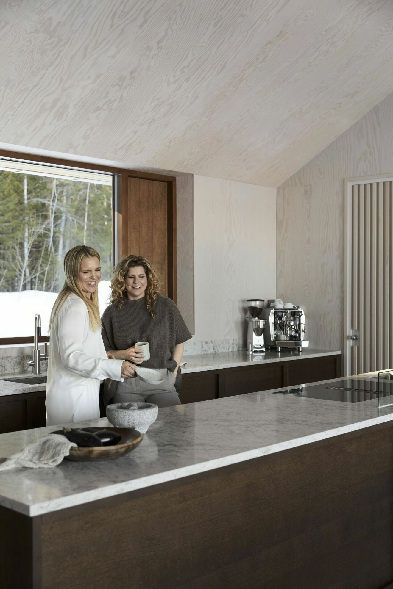 Filippa Rådin och Anja Pärson i sitt kök i Umeå