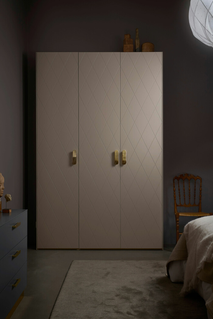 Ikea-garderob med Suprfront-dörrar och handtag