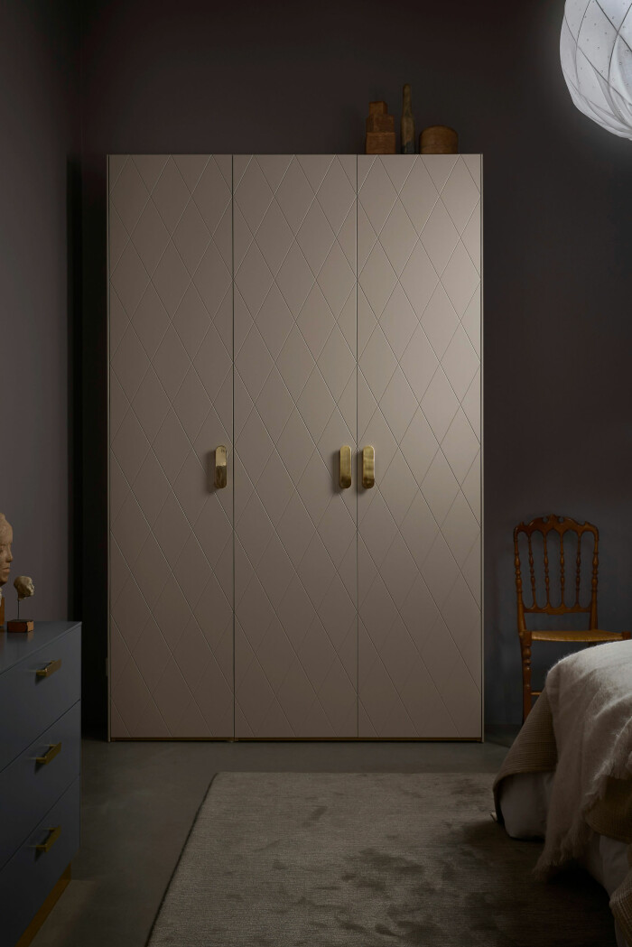Foto & garderob: Superfront Ikea-garderob med Suprfront-dörrar och handtag