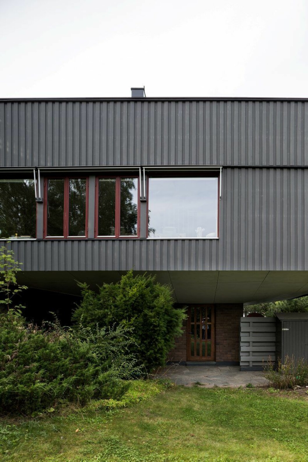 Huset ligger på en hörntomt, och har en bärande stålkonstruktion som gett det formen av en svamp. svamphus stuvsta