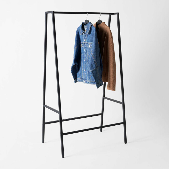 Nätta klädställningen Juno är 148 cm hög och perfekt i lilla garderoben eller att ha framme i sovrummet, 900 kr, Åhléns. <a target="_blank" href="https://in.ahlens.se/t/t?a=1136856392&as=1213658102&t=2&tk=1&epi=cvm-forvaring&url=https://www.ahlens.se/Inredning/mobler/hyllor-skap-120235/ahlens-kladstang-juno-black-91267133/">Den kan du klicka hem här.</a> Svart klädställning Åhléns
