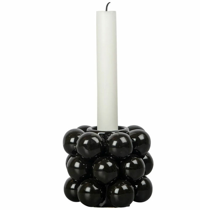 svart ljusstake by on