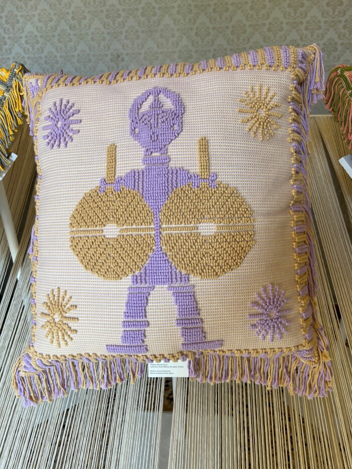 Svenska Front design har gjort en ny textilkollektion Adra för Febrik, under Kvadrats paraply. Och inte minst är Front design aktuella med sitt samarbete med Moroso, äntligen kunde visas på mässan. svenska front design