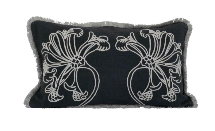 Svenska Millenotti tillsammans med brittiska William Morris har tagit fram denna arts and crafts-kudden. Svenska Millenotti tillsammans med brittiska William Morris har tagit fram denna arts and crafts-kudden.