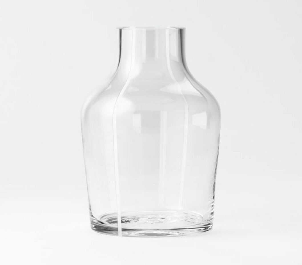 Tim Karlssons vas ”Kontur”, är en hyllning till Svenskt Tenns grundare Estrid Ericson. Flaskformen är munblåst i en handsvarvad träform på Reijmyre Glasbruk.