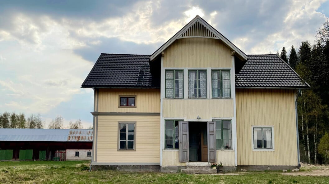 Man har börjat restaurera panelen på husets vänstra sida. Man har börjat restaurera panelen på husets vänstra sida.
