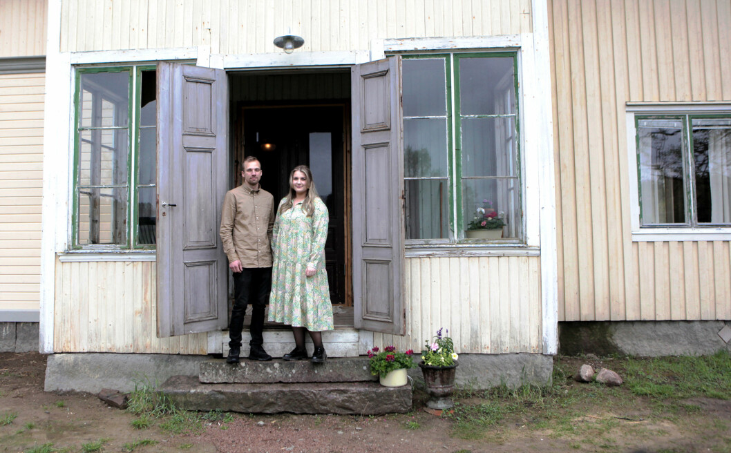 Johan och Emilia utanför sin sekelskiftesvilla. Johan och Emilia utanför sin sekelskiftesvilla.