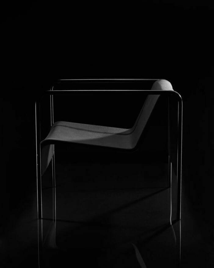 Fåtöljen <span class=" italic" data-lab-italic_desktop="italic">Obegränsad</span> i stilren design. SHM ikea samarbete