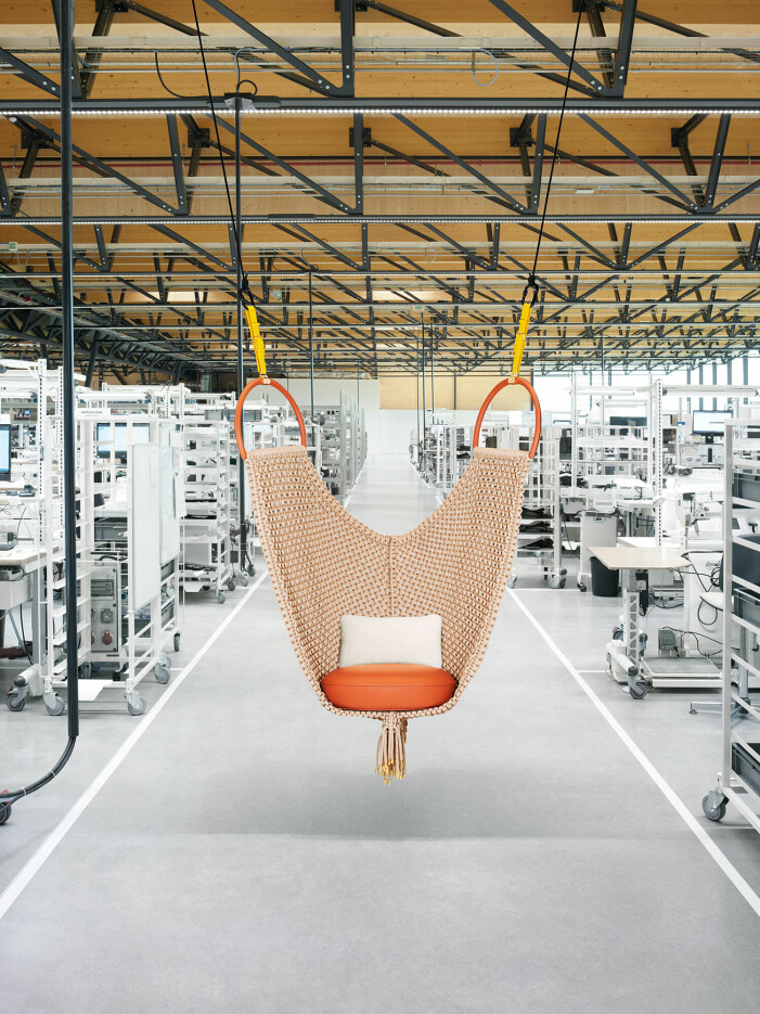 Swing Chair av Patricia Urquiola, även den från Louis Vuitton Obects Nomads har upphängningsanordningen i form avett skärp. Självklart för ett modehus. Swing Chair av Patricia Urquiola