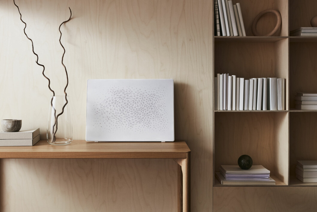 IKEA Symfonisk Tavelram med vit front står i hemmet. IKEA Symfonisk Tavelram med vit front står på bord.
