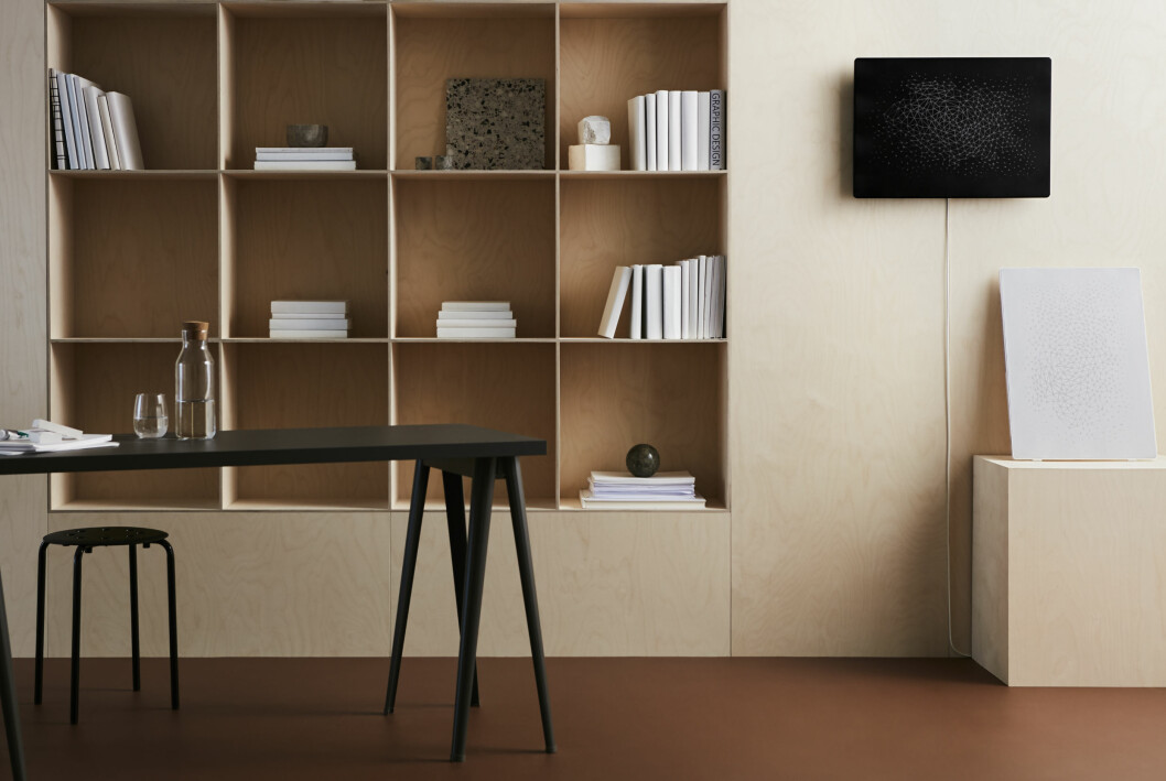 IKEA Symfonisk Tavelram med svart front hänger på väggen. IKEA Symfonisk Tavelram med svart front hänger på väggen.