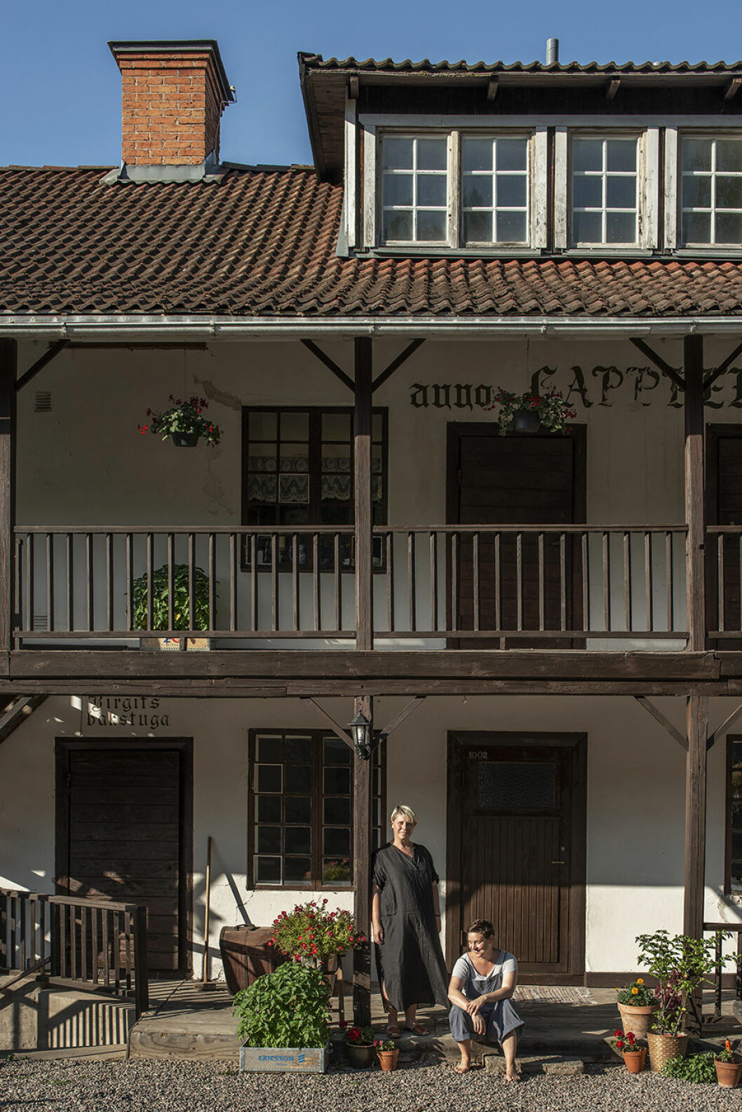 Lapphemmet byggdes som arbetarbostäder 1893 och det mesta är i originalskick – vedspis och eldstäder, golv och tapeter. Husets arkitektur gör att det är lätt att börja umgås gästerna emellan. På somrarna kan det bli spontanfika i trädgården och gemensam middag på grusplanen framför huset. systrarna i borkhult fasad