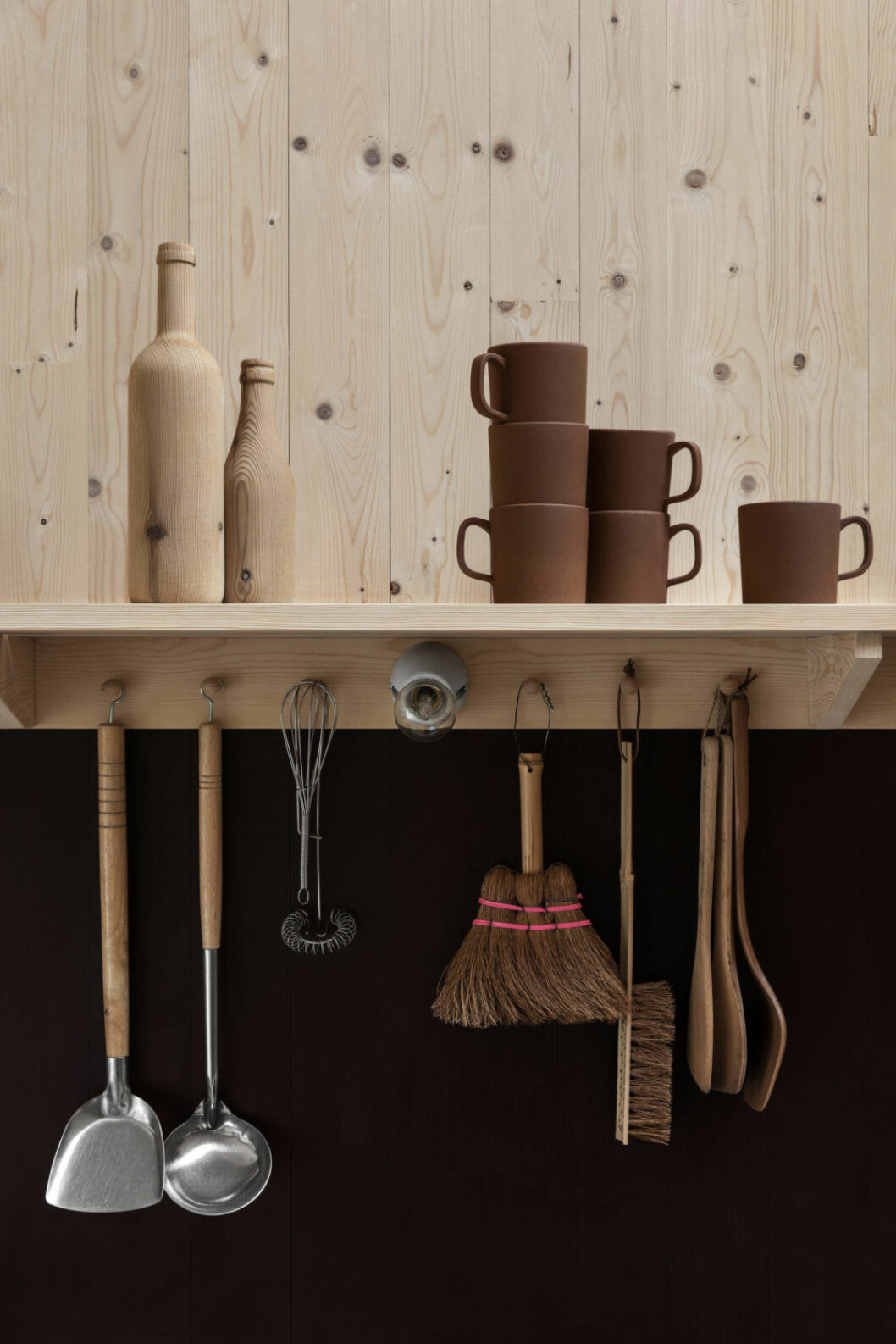 Små ting som blir som ett stilleben på en knopplist. Stilleben med köksprylar i sommarstuga i plywood. Foto Erik Lefvander, styling Annaleena Leino Karlsson