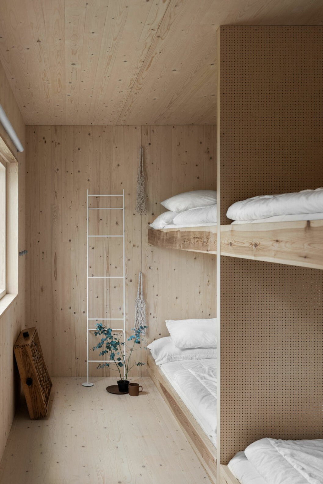 I barnrummet är det bäddat för ungar och kompisar. Mellanväggarna i hålad masonit. Mot väggen står ett labyrintspel från Brio. Foto Erik Lefvander, styling Annaleena Leino Karlsson. Barnens sovrum i en gotländsk sommarstuga i plywood. Stugan är ritat av Taf Studios Gabriella Gustafson.