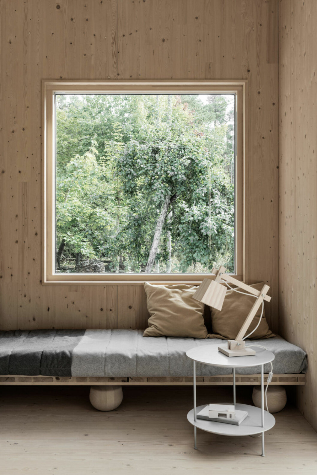 Woodlamp pryder sin plats i det träiga huset. Woodlamp, TAF Studio. Foto Erik Lefvander, styling Annaleena Leino Karlsson