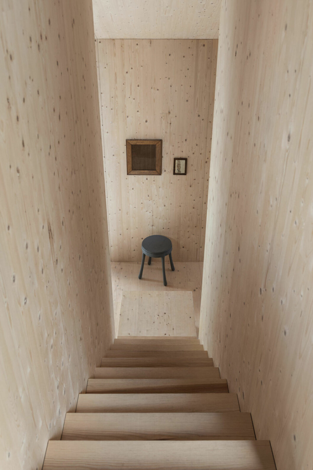 Huset byggdes i massivt kryssfaner och kläddes sedan i plåt. »Allt skulle vara så oömt som möjligt. Det ska fungera att gå in med skorna«, säger Gabriella. Pall Jens Fager. Foto Erik Lefvander, styling Annaleena Leino Karlsson