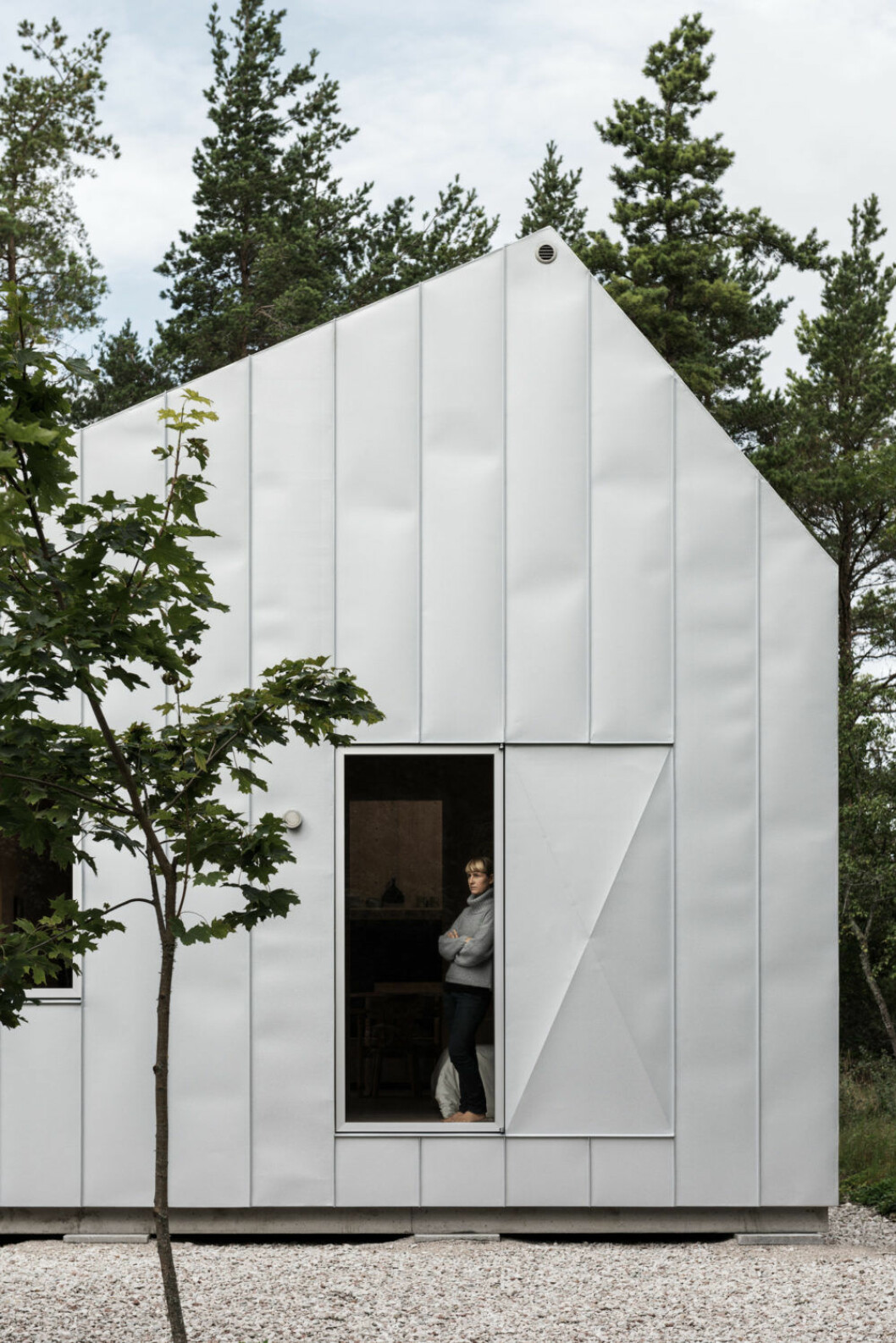Den grå plåtfasaden smälter in väl i det gotländska landskapet. Gabriella Gustafson , TAF Studio, i sin sommarstuga på Gotland. Foto Erik Lefvander.